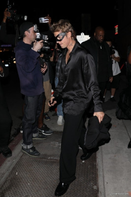 21.10 | Saindo da festa de 27º aniversário da Doja Cat em West Hollywood