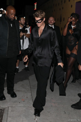 21.10 | Saindo da festa de 27º aniversário da Doja Cat em West Hollywood