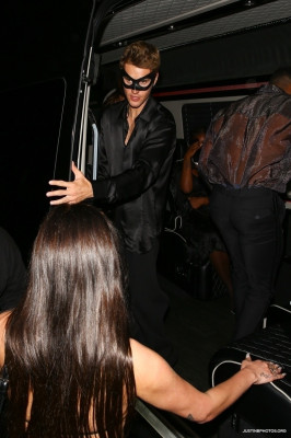 21.10 | Saindo da festa de 27º aniversário da Doja Cat em West Hollywood