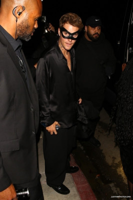 21.10 | Saindo da festa de 27º aniversário da Doja Cat em West Hollywood