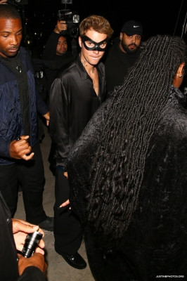 21.10 | Saindo da festa de 27º aniversário da Doja Cat em West Hollywood