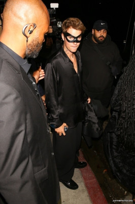 21.10 | Saindo da festa de 27º aniversário da Doja Cat em West Hollywood