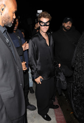 21.10 | Saindo da festa de 27º aniversário da Doja Cat em West Hollywood