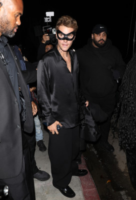 21.10 | Saindo da festa de 27º aniversário da Doja Cat em West Hollywood