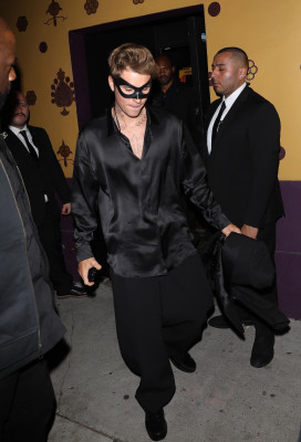 21.10 | Saindo da festa de 27º aniversário da Doja Cat em West Hollywood