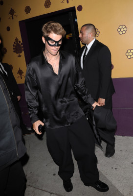 21.10 | Saindo da festa de 27º aniversário da Doja Cat em West Hollywood