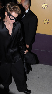 21.10 | Saindo da festa de 27º aniversário da Doja Cat em West Hollywood