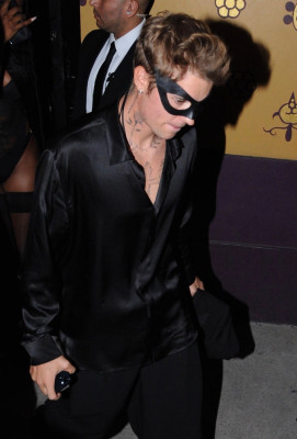 21.10 | Saindo da festa de 27º aniversário da Doja Cat em West Hollywood