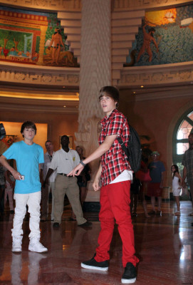 06.12 | Justin Bieber passeando em Bahamas