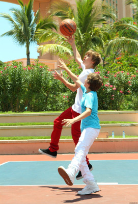 06.12 | Justin Bieber passeando em Bahamas