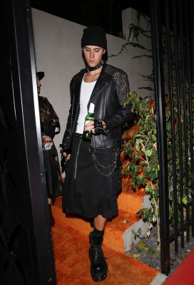 29.10 | Deixando a festa de Halloween de Vas Morgan em West Hollywood