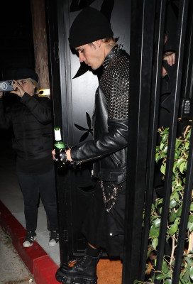 29.10 | Deixando a festa de Halloween de Vas Morgan em West Hollywood