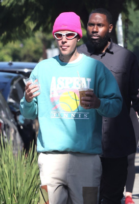 05.11 | No Maru Cafe, em Los Feliz com Hailey Bieber