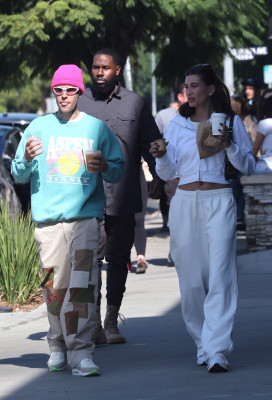 05.11 | No Maru Cafe, em Los Feliz com Hailey Bieber