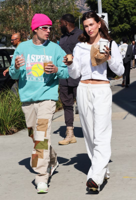 05.11 | No Maru Cafe, em Los Feliz com Hailey Bieber