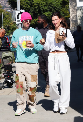 05.11 | No Maru Cafe, em Los Feliz com Hailey Bieber