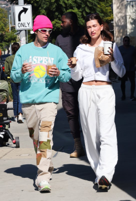 05.11 | No Maru Cafe, em Los Feliz com Hailey Bieber