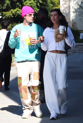 05.11 | No Maru Cafe, em Los Feliz com Hailey Bieber