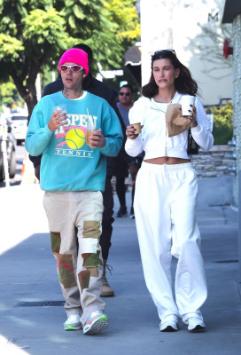 05.11 | No Maru Cafe, em Los Feliz com Hailey Bieber