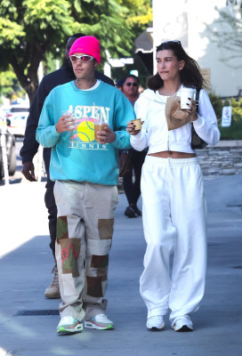 05.11 | No Maru Cafe, em Los Feliz com Hailey Bieber