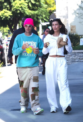 05.11 | No Maru Cafe, em Los Feliz com Hailey Bieber