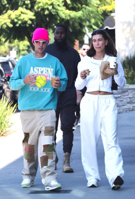 05.11 | No Maru Cafe, em Los Feliz com Hailey Bieber
