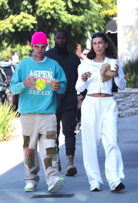 05.11 | No Maru Cafe, em Los Feliz com Hailey Bieber