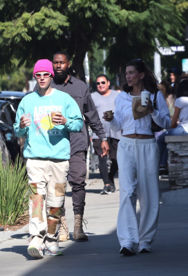 05.11 | No Maru Cafe, em Los Feliz com Hailey Bieber