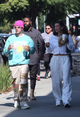 05.11 | No Maru Cafe, em Los Feliz com Hailey Bieber