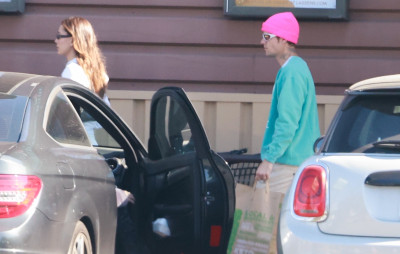 05.11 | No Maru Cafe, em Los Feliz com Hailey Bieber