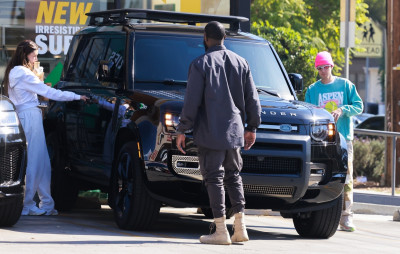 05.11 | No Maru Cafe, em Los Feliz com Hailey Bieber