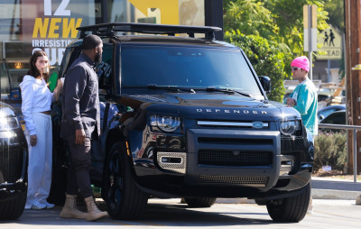 05.11 | No Maru Cafe, em Los Feliz com Hailey Bieber