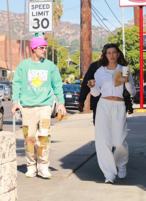 05.11 | No Maru Cafe, em Los Feliz com Hailey Bieber