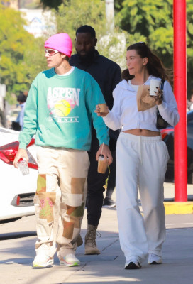 05.11 | No Maru Cafe, em Los Feliz com Hailey Bieber