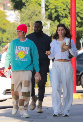 05.11 | No Maru Cafe, em Los Feliz com Hailey Bieber