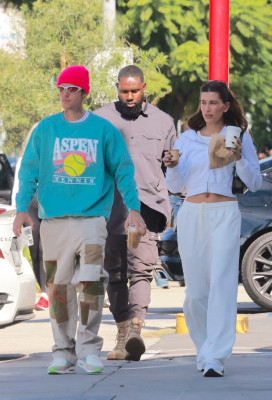 05.11 | No Maru Cafe, em Los Feliz com Hailey Bieber
