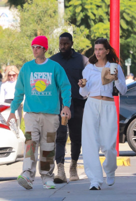 05.11 | No Maru Cafe, em Los Feliz com Hailey Bieber