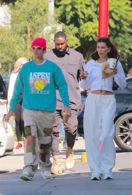 05.11 | No Maru Cafe, em Los Feliz com Hailey Bieber