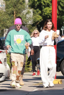 05.11 | No Maru Cafe, em Los Feliz com Hailey Bieber