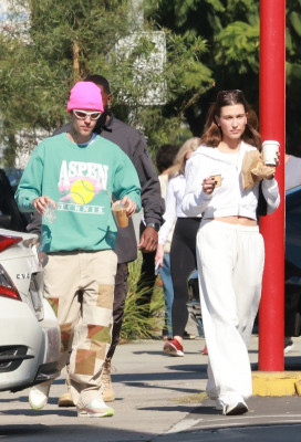 05.11 | No Maru Cafe, em Los Feliz com Hailey Bieber