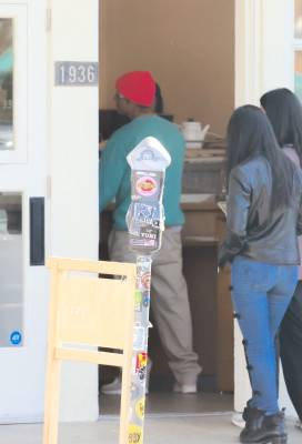 05.11 | No Maru Cafe, em Los Feliz com Hailey Bieber