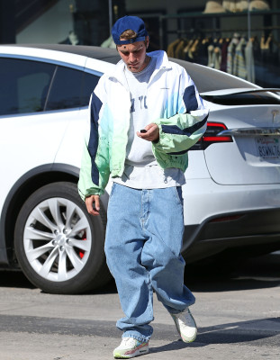 06.11 | Encontra alguns amigos em West Hollywood