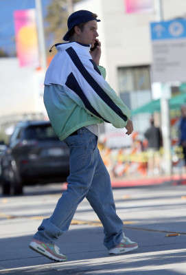 06.11 | Encontra alguns amigos em West Hollywood
