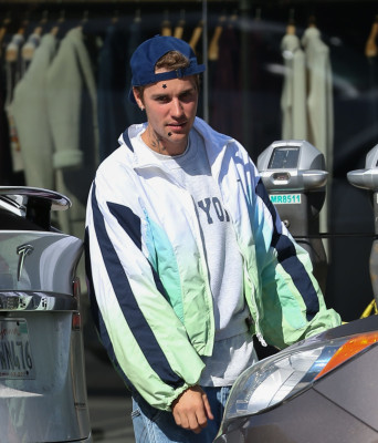 06.11 | Encontra alguns amigos em West Hollywood