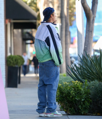 06.11 | Encontra alguns amigos em West Hollywood
