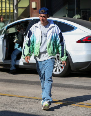 06.11 | Encontra alguns amigos em West Hollywood