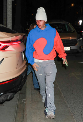 30.11 | Saindo da missa na Churchome, em Beverly Hills