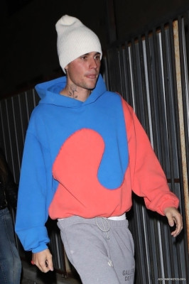 30.11 | Saindo da missa na Churchome, em Beverly Hills