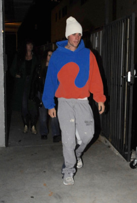 30.11 | Saindo da missa na Churchome, em Beverly Hills