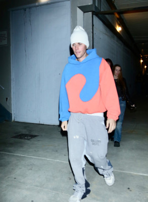 30.11 | Saindo da missa na Churchome, em Beverly Hills